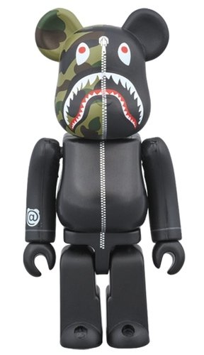 1st CAMO SHARK BE@RBRICK BLACK figure, produced by Medicom Toy. Front view.