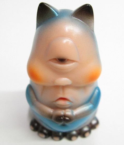 Fortune Cat figure by Atom A. Amaresura, produced by Realxhead. Detail view.
