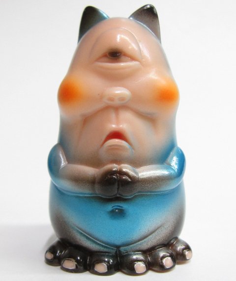 Fortune Cat figure by Atom A. Amaresura, produced by Realxhead. Front view.