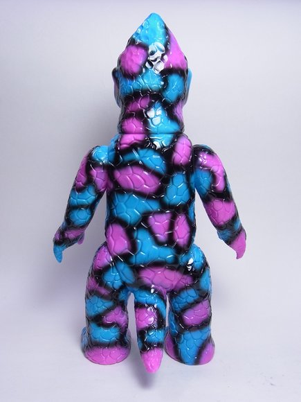 Gargamel x MISHKA Camo Zag figure by Kiyoka Ikeda, produced by Gargamel. Back view.