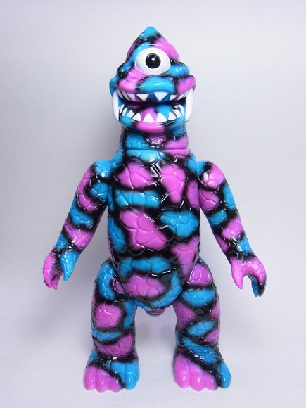 Gargamel x MISHKA Camo Zag figure by Kiyoka Ikeda, produced by Gargamel. Front view.