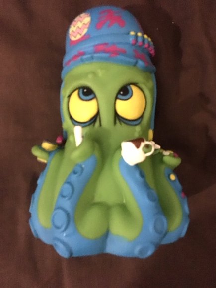 8 Hands For Bad Habits Octopus figure by Vinnie Fiorello, produced by Wunderland War . Front view.