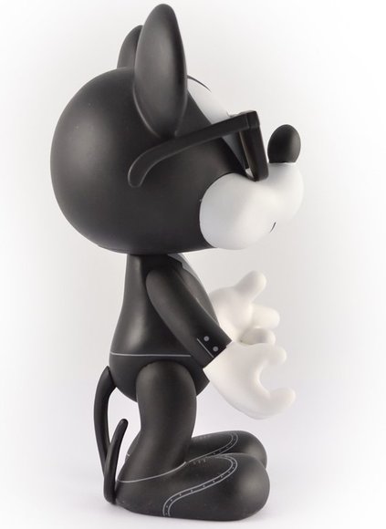 8 Mickey Mouse - Spy figure by Disney, produced by Artoyz Originals. Side view.