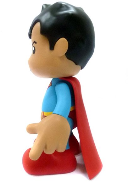 8 Superman - Regular figure by Dc Comics, produced by Artoyz Originals. Side view.