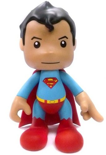 8 Superman - Regular figure by Dc Comics, produced by Artoyz Originals. Front view.