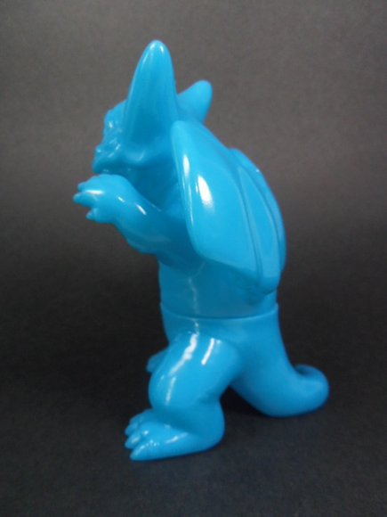 Crouching Deathra - Unpainted Rakugaki Blue figure by Gargamel, produced by Gargamel. Side view.