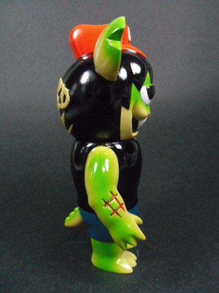 100% Rockin Out Le Turd - NYCC 11 figure by Le Merde, produced by Super7. Side view.
