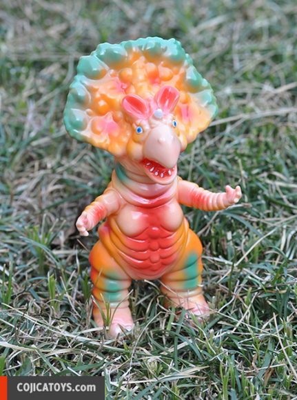 Monoclon – Flesh Painted figure by Hiramoto Kaiju, produced by Cojica Toys. Front view.