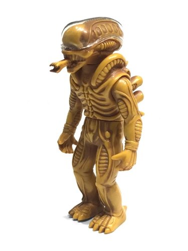 Alien (Sand Camouflage Version) figure by Secret Base X Super7, produced by Super7 X Secret Base. Front view.
