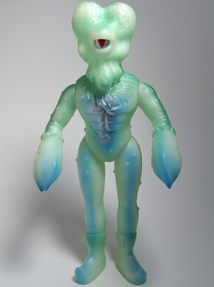 Alien Xam figure by Mark Nagata, produced by Max Toy Co.. Front view.