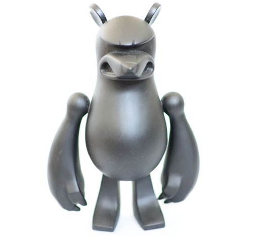 All Black Knuckle Bear figure by Touma, produced by Toy2R. Front view.