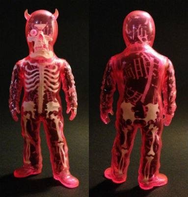 amoeba skullman (pink vinyl) Shimokitazawa Shelter figure by Balzac, produced by Secret Base. Front view.