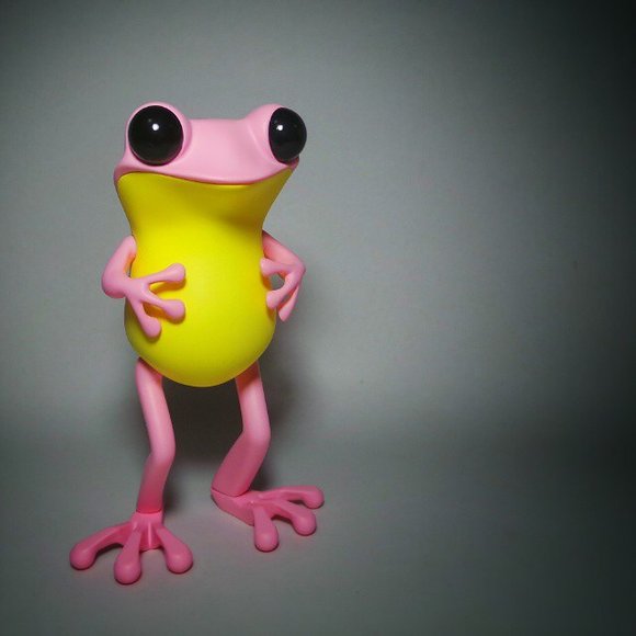 APO Frog - Strawberry Banana Split figure by Twelvedot, produced by Twelvedot. Front view.