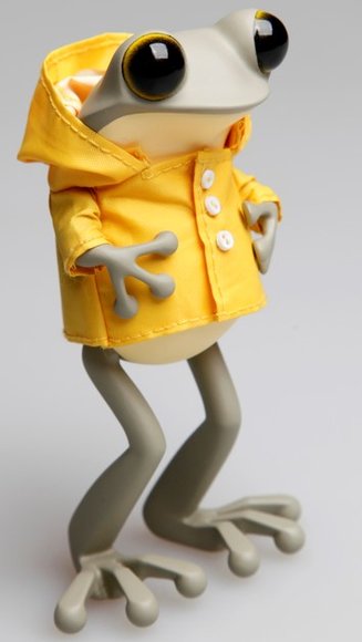 Apo Frog (Yellow Raincoat Ver.) figure by Twelvedot, produced by Twelvedot. Front view.