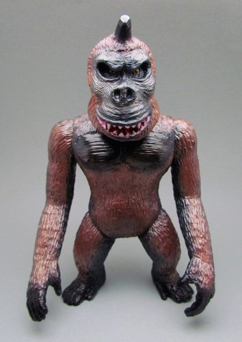 Astro Kong figure by Skull Head Butt, produced by Skull Head Butt. Front view.