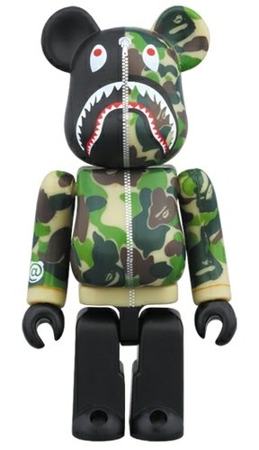 BAPE(R) CAMO SHARK BE@RBRICK figure, produced by Medicom Toy. Front view.