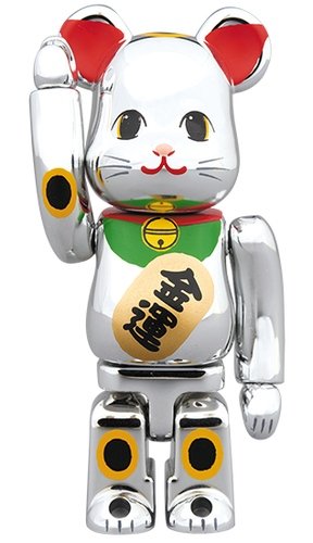 Beckoning cat Silver plating gold luck BE@RBRICK 100% figure, produced by Medicom Toy. Front view.