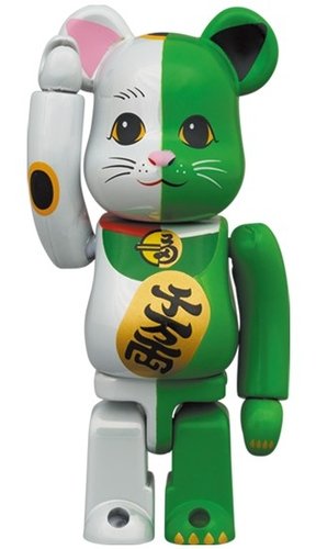 招き猫 白×緑 BE@RBRICK 100％ figure, produced by Medicom Toy. Front view.