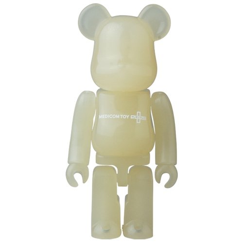 BE@RBRICK SERIES 40 Release Campaign MEDICOM TOY PLUS Special Edition 100% figure, produced by Medicom Toy. Front view.
