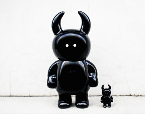 Big Uamou Black figure by Ayako Takagi, produced by Uamou X Unbox Industries. Front view.