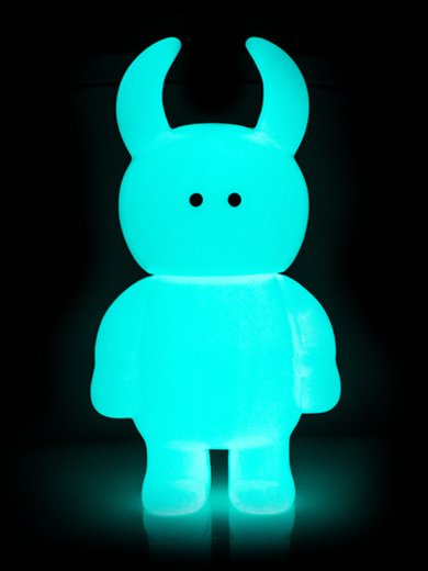 Big Uamou - GID figure by Ayako Takagi, produced by Uamou X Unbox Industries. Detail view.