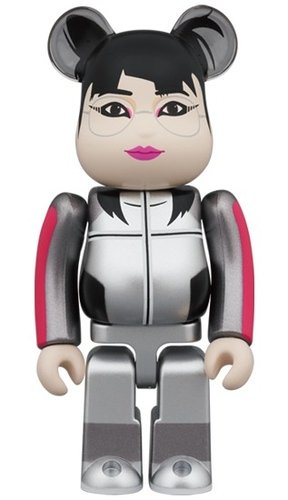 ハシヤスメ・アツコ (BiSH) BE@RBRICK 100％ figure, produced by Medicom Toy. Front view.