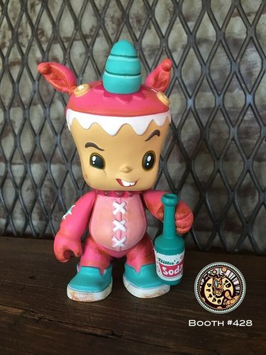 Bitta Cream Soda Pop Edition figure by Scott Tolleson, produced by 3D Retro. Front view.