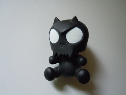 Black Baby Devil Toyer Qee figure by Toy2R, produced by Toy2R. Front view.