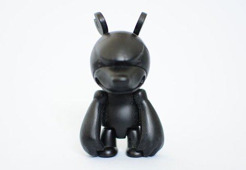 Black Knuckle Bear Qee figure by Touma, produced by Toy2R. Front view.