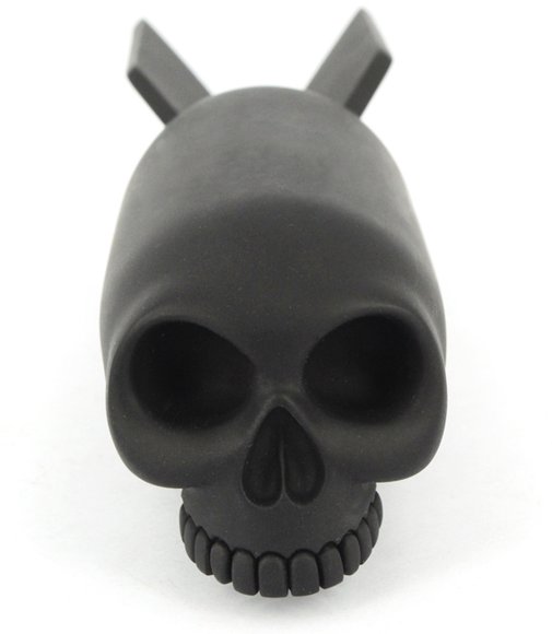 Skull Bomb Stealth Edition figure by Jason Freeny, produced by Mighty Jaxx. Front view.
