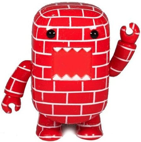 Brick Wall Domo Qee figure by Dark Horse Comics, produced by Toy2R. Front view.