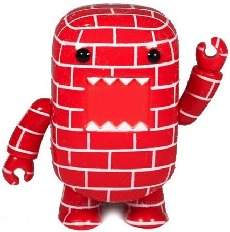 Brick Wall Domo Qee figure by Dark Horse Comics, produced by Toy2R. Front view.