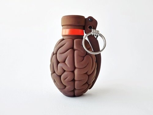 Brown Brainade figure by Emilio Garcia, produced by Lapolab. Front view.