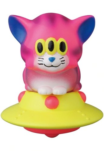 Calm Cat UFO - Pink figure by Art Junkie, produced by Medicom. Front view.