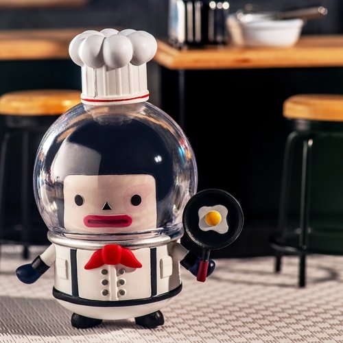 chef figure by Ricky Lai (Hk), produced by Rikki Mobile. Front view.