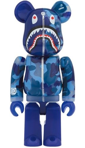 CLEAR ABC CAMO SHARK BE@RBRICK 100% figure, produced by Medicom Toy. Front view.