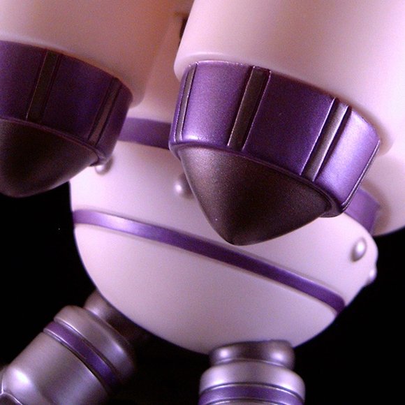 Combat-R Zero - Plutonium figure by Robert De Castro, produced by Atomic Mushroom. Detail view.
