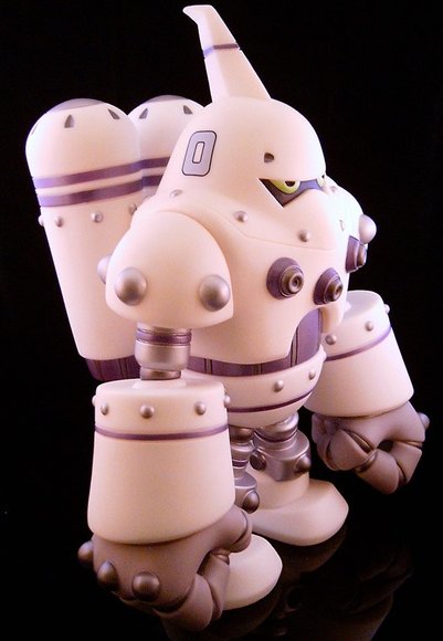 Combat-R Zero - Plutonium figure by Robert De Castro, produced by Atomic Mushroom. Side view.