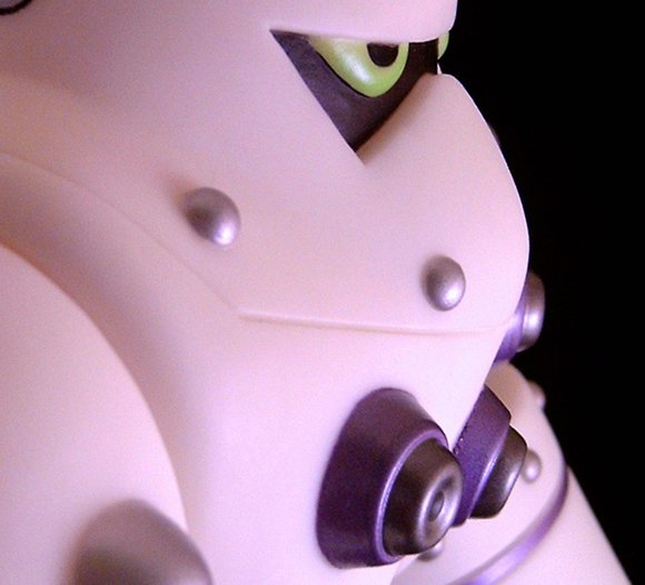 Combat-R Zero - Plutonium figure by Robert De Castro, produced by Atomic Mushroom. Detail view.