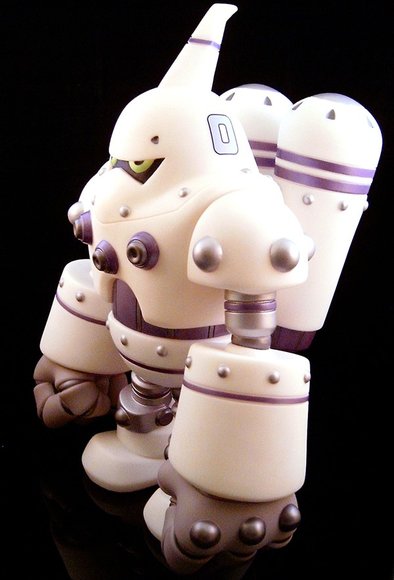 Combat-R Zero - Plutonium figure by Robert De Castro, produced by Atomic Mushroom. Side view.