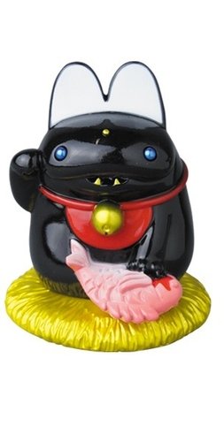 Daifuku Manekineko Black figure by Shoko Nakazawa (Koraters), produced by Medicom Toy. Front view.