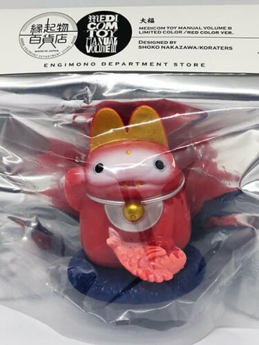 Daifuku Manekineko Red Variant figure by Shoko Nakazawa (Koraters), produced by Medicom Toy. Packaging.