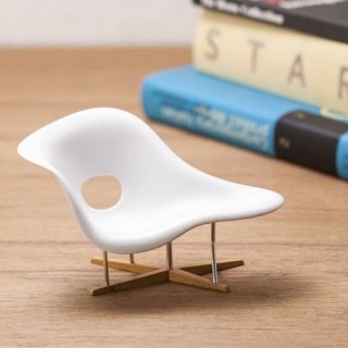 Eames La Chaise Chair Miniature figure by Eames Office, produced by Reac Japan. Detail view.