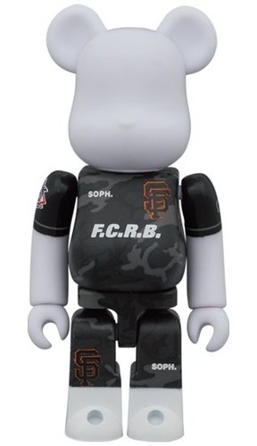 F.C.R.B. × MLB (SAN FRANCISCO GIANTS) BE@RBRICK 100％ figure, produced by Medicom Toy. Front view.