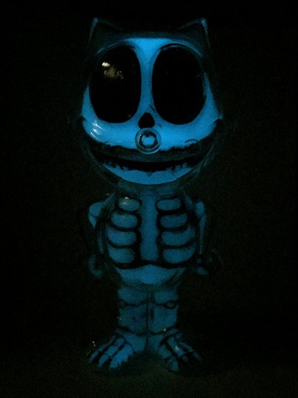 Felix The Cat X-Ray (Blue GID) figure by Secret Base, produced by Secret Base. Detail view.