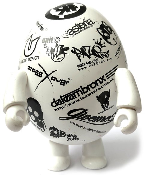 Full Logo Egg figure, produced by Toy2R. Front view.