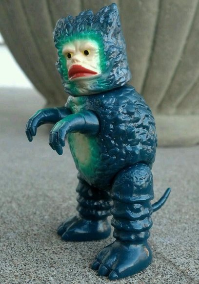 Garamon figure by Tsuburaya Productions, produced by Bandai. Side view.