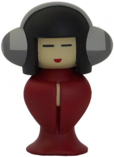 Geisha figure by Tokyoplastic, produced by Flying Cat. Front view.