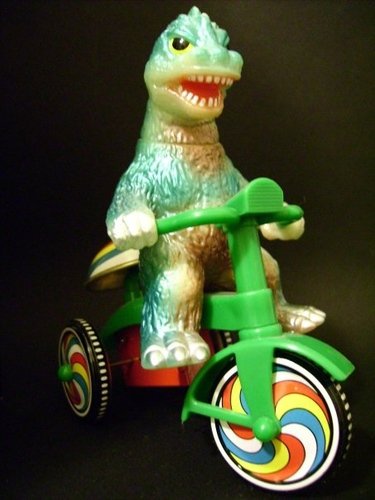 Godzilla Trike figure, produced by M1Go. Front view.