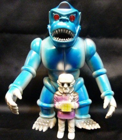 Gorilla Robot (ロボットゴリラ) w/ Evil Scientist figure by Takashi Minamimura, produced by Target Earth. Front view.